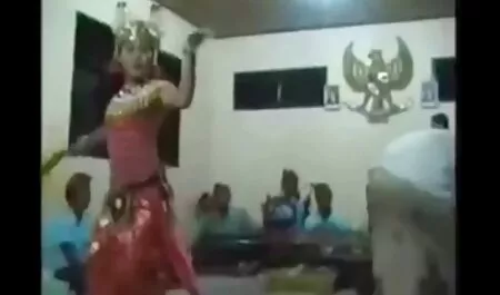 Hermosa adolescente con buena barriga primos españoles follando