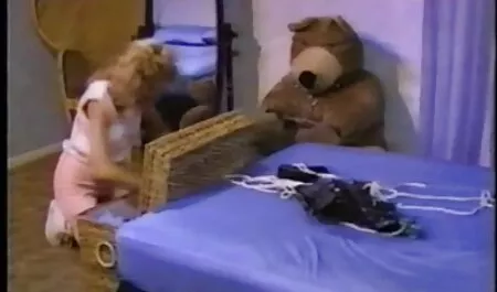 Chico se la folla duro dos españolas follando en anal en la playa