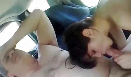 Hermosa sexo español por dinero adolescente se desnuda y se masturba en la webcam