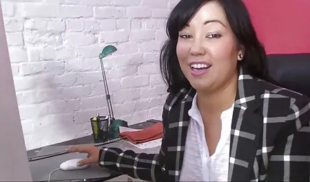 A esta linda adolescente le encanta montar a su compañera de cuarto como un sexo anal en español latino jinete.