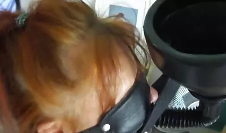 Rubia caliente anal español amateur recibe un creampie por detrás mientras se lava