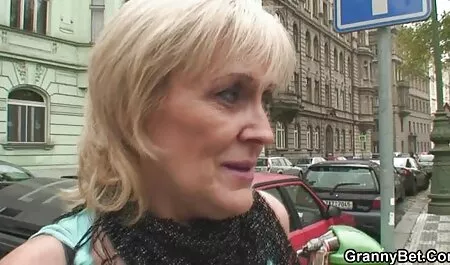 ¡La puma cachonda Charlee Chase se folla al compañero de escuela de su hijo! xexo español