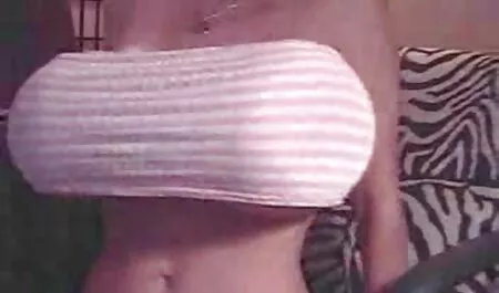 Lesbianas aficionadas en la tienda con un analespañol vendedor travieso